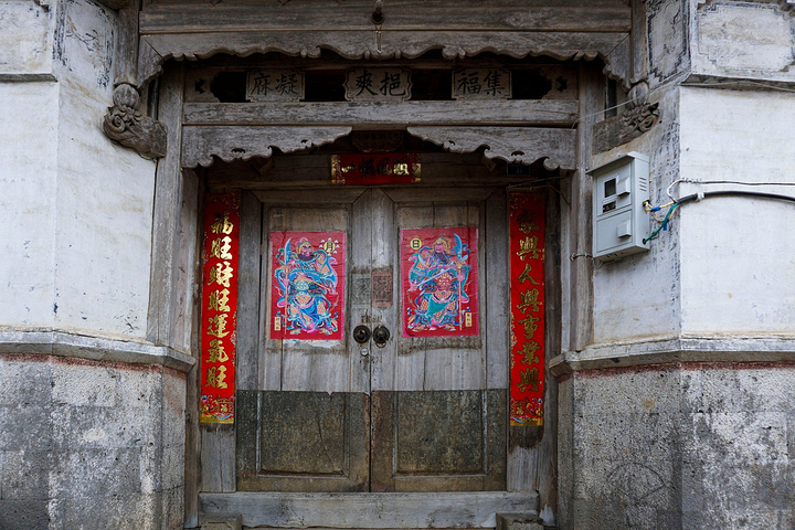 作为最富有的寸氏,他们的宗祠也是和顺古镇建筑年代最早的宗祠,建于清代嘉庆十二年。寸氏宗祠大门显得与众不同,别家宗祠大门均为传统的飞檐斗拱、瓦木结构,唯独寸氏宗祠大门从使用的材料、外形都是标新立异,典型的南亚风格,“洋”气十足。