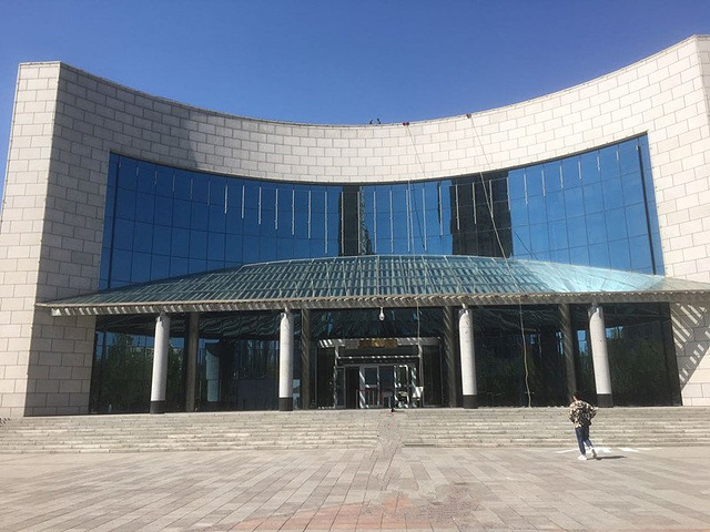2017上午陈列了新疆博物馆。博物馆内参观了的旅游美女时拍照图片