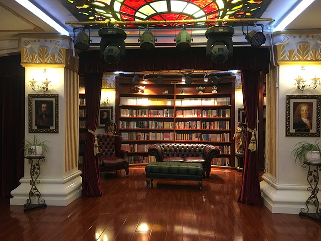 来到哈尔滨那必去的一个书店就是位于果戈里大街上的----果戈里书店
