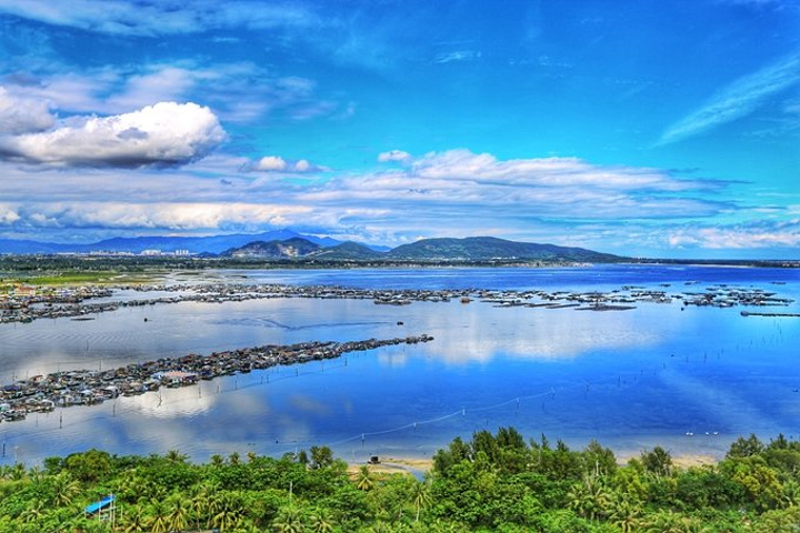 海湾是三亚最美的风景,可以说无论是位于闹市繁华的三亚湾,还是被珊瑚