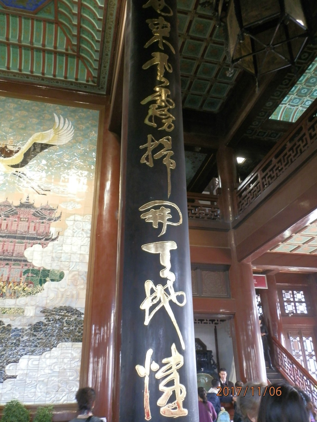 黄鹤楼造型优美,踞山临水,顶层眺望三镇风光尽收眼底