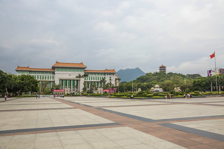 长安广场位于东莞市长安镇中心的二环路与体育路,长青路的交汇处,与