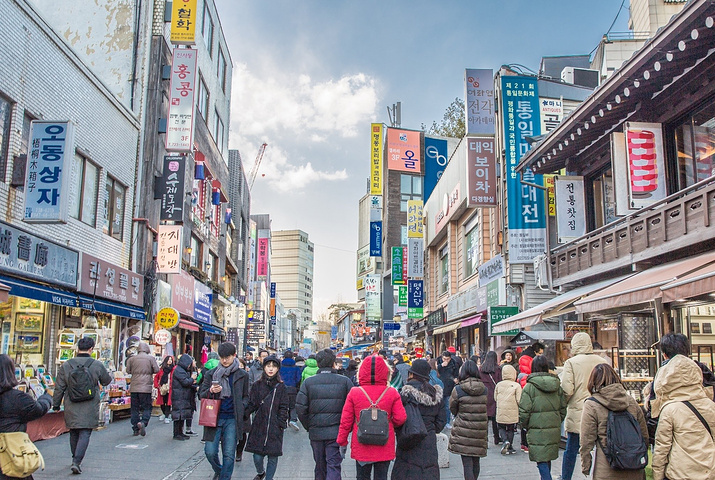 日本 占领 韩国 的后期起,仁寺洞没落的两班把家中的物品拿出来卖钱