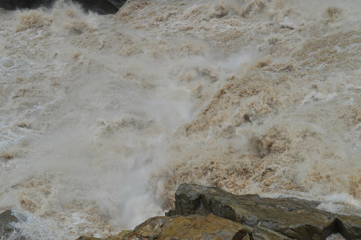 虎跳峡,长江最窄的地方,应该是吧,没有想象中的壮观,却也还波涛汹涌吧