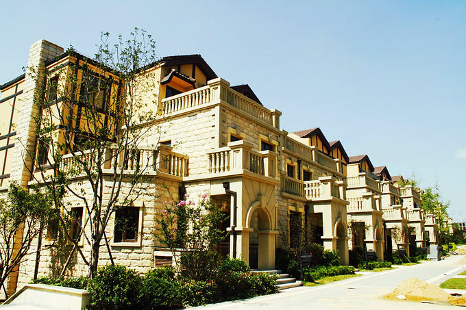 只是后面建了好多别墅,不过现在还没有完全建好,先生盖好外部结构.帕克别墅廊坊v只是酒店图片
