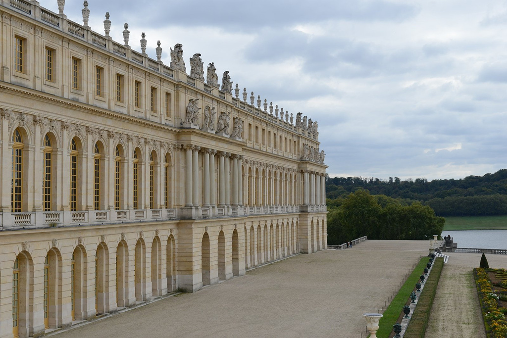 2015下午便启程去凡尔赛可搭乘RER的C5线._