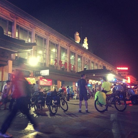 2015西安的六月着实的热,火车站比家乡的大多