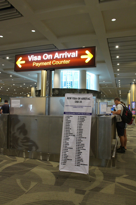 2015KLIA2的国际出发大厅 里面的免税店更._巴