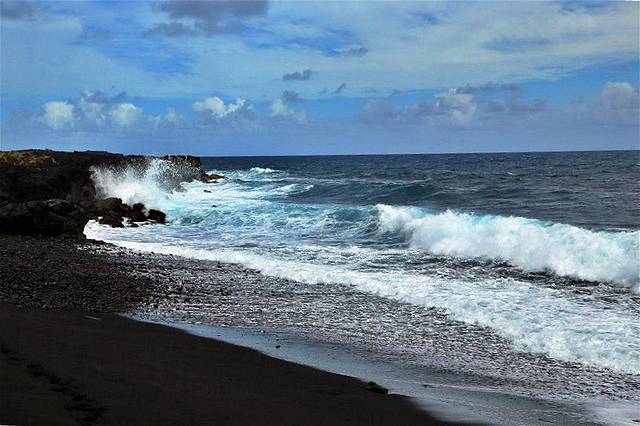 来到黑沙滩来到黑沙滩沙滩是黑的,但沙是细沙就是巨浪滔天