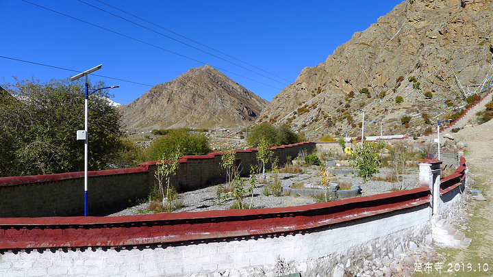 楚布寺所在的山谷 风景也很美。另一个红色的