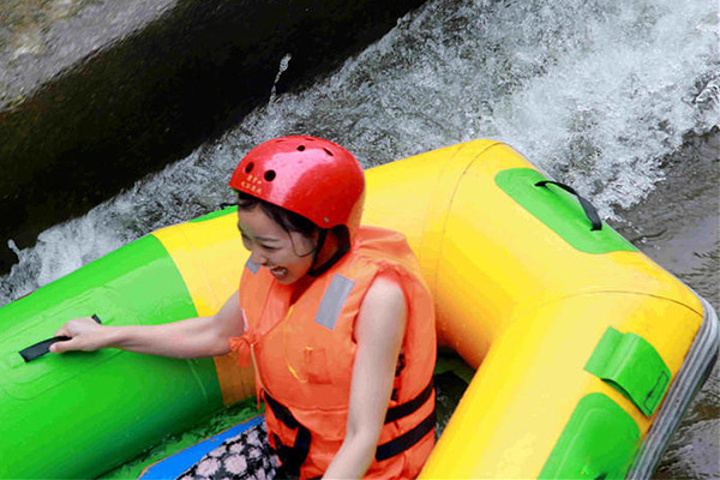 入口处旁边竟然有玻璃吊桥啊~饭菜是意想不到的还不错捏~真是惊喜