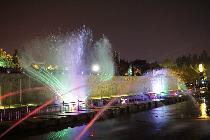 8点30之前赶到大雁塔北广场观看亚洲最大的音乐喷泉,周一,周三至周五