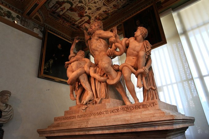 2015从佣兵凉亭和旧宫之间的弄堂往里走就到