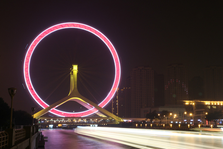 天津之眼是一座建在桥上的巨型摩天轮,高120米,是观赏海河夜景的最佳