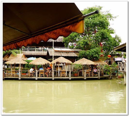 2015泰国的很多地方是以河湖港汊为特点的地