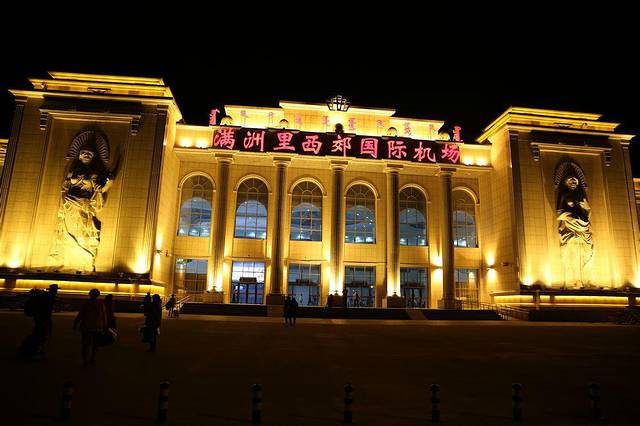集科技展区与儿童体验区为一体的儿童科技馆;景区大门象牙广场,圆形演