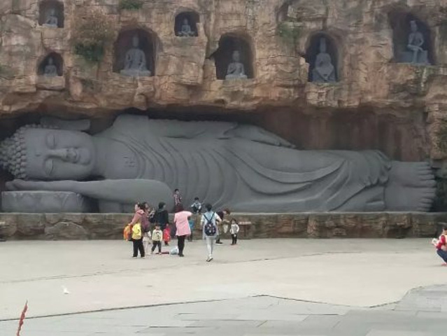 我们在杭州订的是福通商务酒店,去哪网上票价是156元,这里离杭州东站还是比较近的,走路去不近啊,打车去还行,而且一出门就有去宋城的公交车,还真是方便,看来还没订错地方,呵呵!但是这里挨着个KTV晚上比较嘈。我们在门口乘坐上66路公交,车上碰上一位好心的啊姨,一路上告我们去的乘车路线,还和我们聊着杭州各地的美景,我们几人你一言我一语谈的好热闹,一会就到鼓楼站了,在这里下车要换乘308路,坐上308路公交7站就能直达宋城了,路上我们又碰到两位来自昆明的老夫妻,也是来杭州旅行的,说杭州真是个好地方,哪哪都是美景