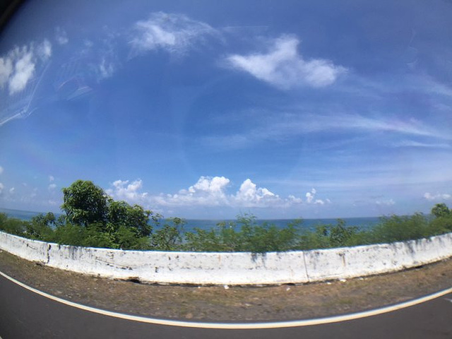 沿路的风景.忘记问在哪里可以买,就错过了,有点遗憾_风景520 第二天起来吃了就在街口的 「 老江红茶牛奶 」 早餐,肉松鸡蛋饼和吐司都很好吃,红茶牛奶也好喝,价格又实惠。 民宿老板帮我们安排好了从高雄到垦丁的包车,我们三个人一辆车,吃完早餐就出发了,大概两个小时的车程,期间司机大哥也十分热情,一边开车一边沿路讲解,还主动给我们吃了只有这个季节才会生产的爱文芒果干,口感有点像口香糖,黏黏的,超级好吃!忘记问在哪里可以买,就错过了,有点遗憾。