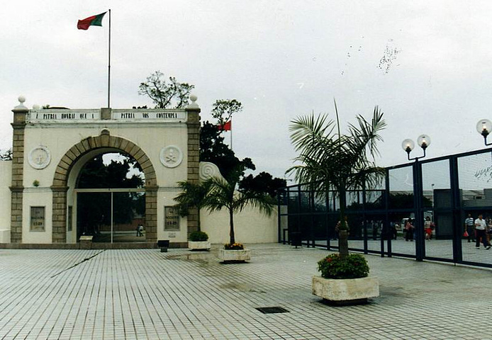 2016摄于澳门关闸,铁丝网外面就是珠海。_关