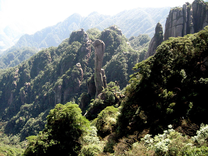中国有三山五岳,有10大名山,我基本上都去过。但我情有独钟的却是名不见经传的三清山。 三清山我先后去过三次,仅2009年4月,就先后去过两次。它位于江西省东北部德兴市和玉山县的交界处。有人叫它“小黄山”,前人赞它为“高凌云汉江南第一仙峰”。 我以为,若以峰林、云海和悬崖栈道而论,三清山不亚于黄山。 其实三清山也并非无名之辈,它是国家地质公园,5A级旅游区,还是中国第七个、江西第一个世界自然遗产。 三清山因其主峰玉京、玉虚、玉华三峰似道教鼻祖玉清、上清、太清列