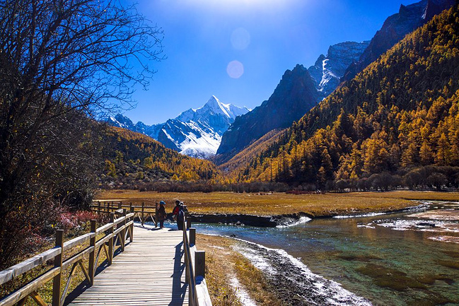想去旅游。去个向往已久的地方,