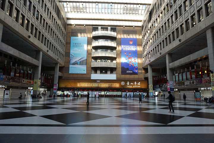2016台北火车站,台铁和高铁都在这边,只是进站