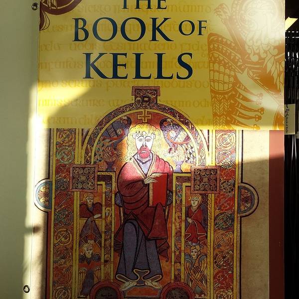 伯克利Berkeley Library图书馆是爱尔兰最大的图书馆,它和英国牛津大学、英国大英图书馆并称为欧洲最大图书馆。在 1801年制定的著作权法令下,圣三一学院图书馆可以免费持有英国和爱尔兰发型的任何出版物,也是爱尔兰唯一一所拥有获得英国出版的所有材料的权利的图书馆。Long Room(长屋)是老图书馆的主要藏书室,长65米,建于1712-1732年间,顶是拉高的酒桶状拱顶与拱楼,拱楼兼具包厢和书柜形制,藏有近 20 万册善本书,极具特色,被多本旅游书评为世界最美的图书馆之一。这里藏有约20万册图书