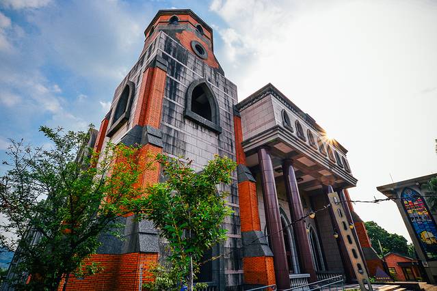 真理大学建于十九世纪末期,是由加拿大的传教士马偕所建,这栋欧式的建筑,在淡水显得有点特立独行,但又不会格格不入,和红砖墙们完美的融合在一起。不是基督教信徒,只是因为去淡江中学然后路过这里,一进去也觉得有被小惊艳到,礼堂真的建得很漂亮。【关于位置】位置就在淡江中学的左手边,由于没有时间限制,如果时间不太充裕的话,可以选择先参观淡江中学再来真理大学,因为淡江中学下午四点之后就不能入内了。【推荐点】真理大学是一个基督教会大学,有很有特色的大礼堂、漂亮的学堂还有一个举行的管风琴,都是值得看一看的地方,环境很好,这