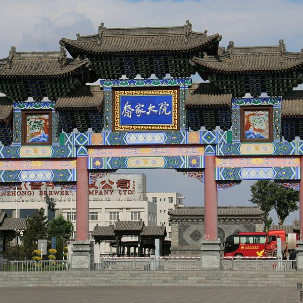 山西晋商民居典范之乔家大院 中国历史文化名城祁县的民居,集宋、元、明、清之法式,汇江南河北之大成,其中最为出名的就是乔家大院。这是一则对于山西民居的代表乔家大院的概述,实际上,确切的说这个已经成为一个五星级景区的居民代表,既有张艺谋的电影《大红灯笼高高挂》的功劳,也是电视连续剧《乔家大院》的宣传,最终加上自身的优势通过一个成功的转型,将其打造成为一个民居典范。
