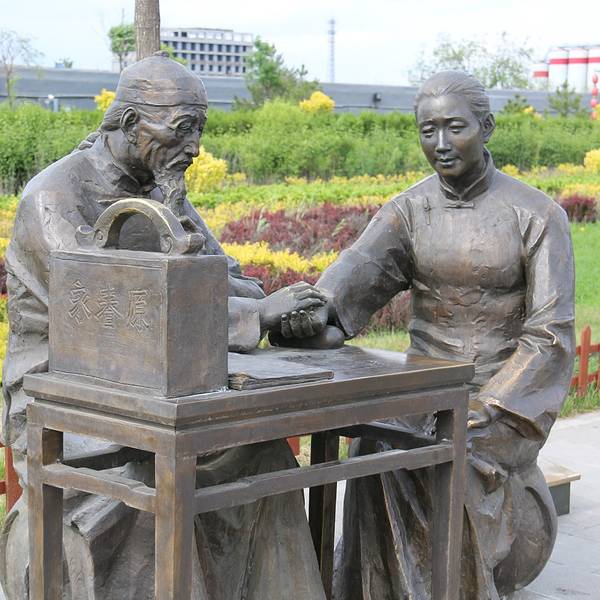 山西晋商民居典范之乔家大院 中国历史文化名城祁县的民居,集宋、元、明、清之法式,汇江南河北之大成,其中最为出名的就是乔家大院。这是一则对于山西民居的代表乔家大院的概述,实际上,确切的说这个已经成为一个五星级景区的居民代表,既有张艺谋的电影《大红灯笼高高挂》的功劳,也是电视连续剧《乔家大院》的宣传,最终加上自身的优势通过一个成功的转型,将其打造成为一个民居典范。