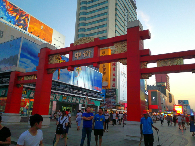 从中山广场坐环路公交到中街,环路车很多,也是沈阳少有的空调公交线路