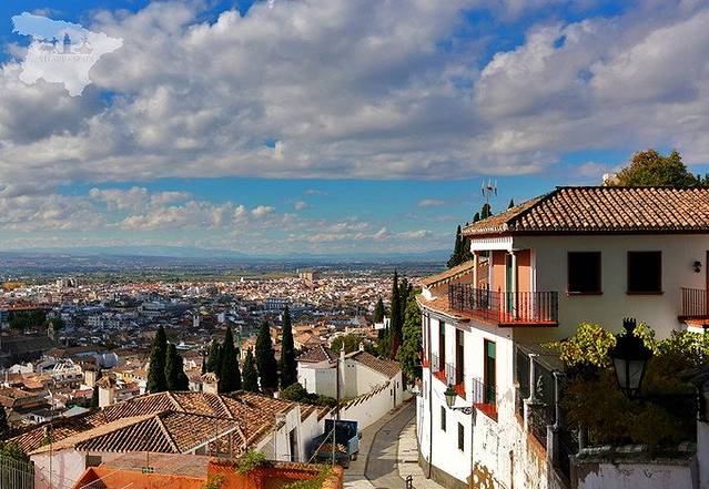 格拉纳达(Granada),西班牙格拉纳达省的首府,西班牙语意为石榴,所以被称之为石榴之城。西班牙国徽底部的小石榴,就是格拉纳达的徽纹。作为摩尔帝国在西班牙最后一个邦国,格拉纳达曾被摩尔人统治了将近800年。 公元711年,正值中国即将开启封建王朝的顶峰时代开元盛世,但远在欧洲的伊比利亚半岛则进入两大宗教王国对抗的战乱年代:信奉伊斯兰教的北非摩尔人从直布罗陀海峡攻入西班牙,从此穆斯林开始了对西班牙长达七百多年的统治。