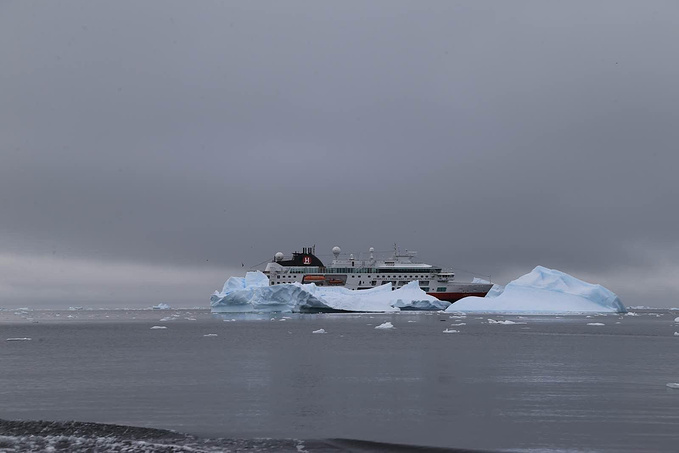 在到达威利米纳海湾的时候天空下起了大雪,海湾被南极半岛的山峰