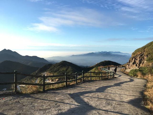 带老人小孩的建议在山脚的温泉度假村住宿,环境貌似很好,下次要来试试