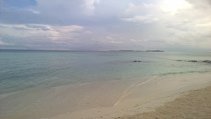 早上的海滩,空气和景色都是一级的,一个人儿没有