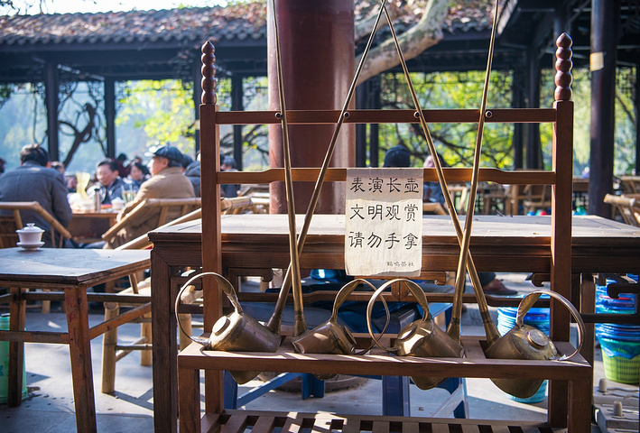 大家都会说成都人最爱喝茶,满大街都是茶馆,绝对没有夸张,只是成都人