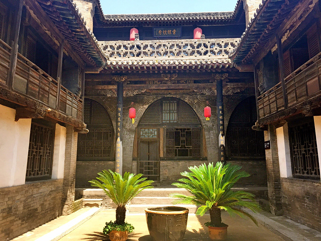 王家大院依山势而建,整体看来特别气派,而细节之处又尽显精致.
