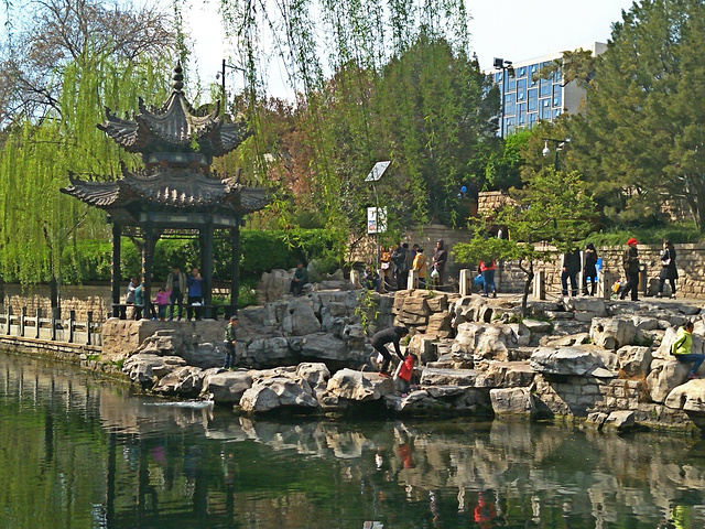 九女泉位置在济南环城公园内,与著名的黑虎泉隔一条护城河,济南是一座