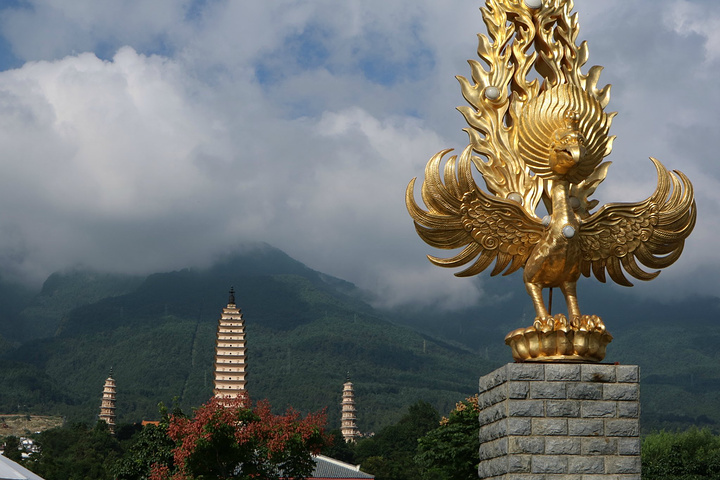 大理的标志性建筑崇圣寺三塔附近可以免费停车如果不进景区的话这个