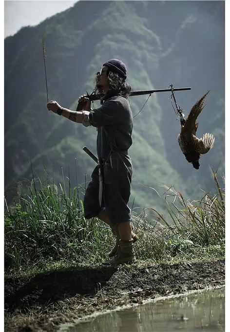 我讲明来意,希望他可以带我上山打猎,在这原始茂盛的山林里,一定藏着