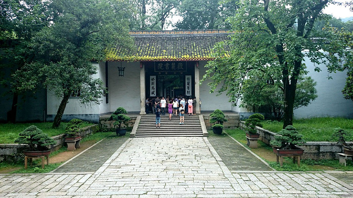 岳麓山荟萃了湘楚文化的精华,名胜古迹众多,集儒释道为一体,圣迹