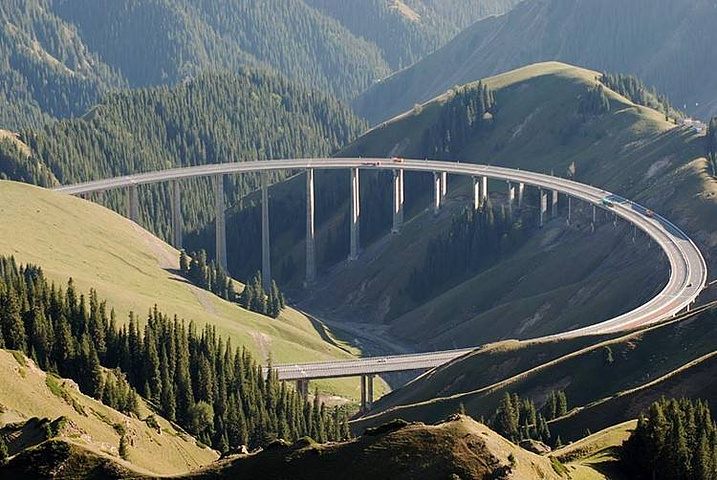 整个高速就从山脚盘旋向上,上升200多米,跨上大桥,穿越到霍尔果斯或