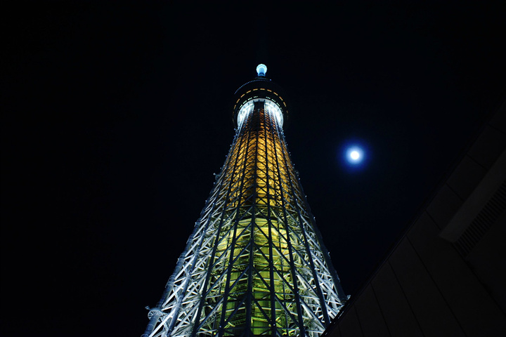 东京晴空塔,又译为东京天空树,正式命名前称为新东京铁塔(新东京タワ