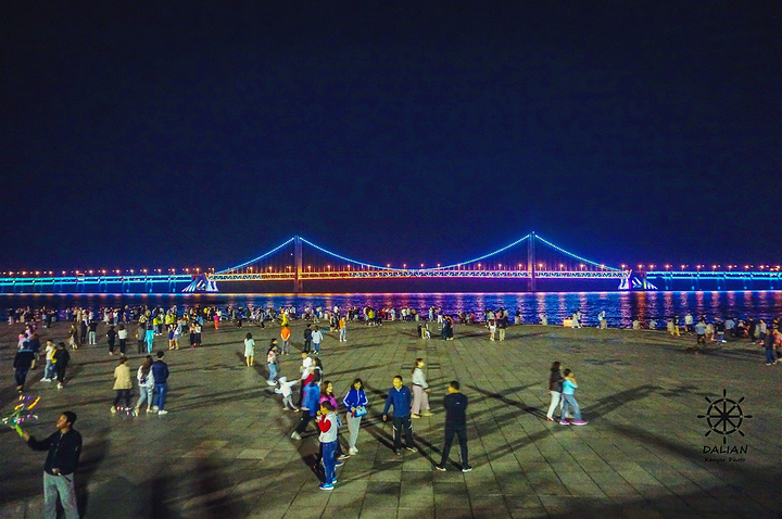 游客和本地市民交织,虽然夜景没有很惊艳,灯火煌煌的星海湾大桥应该算