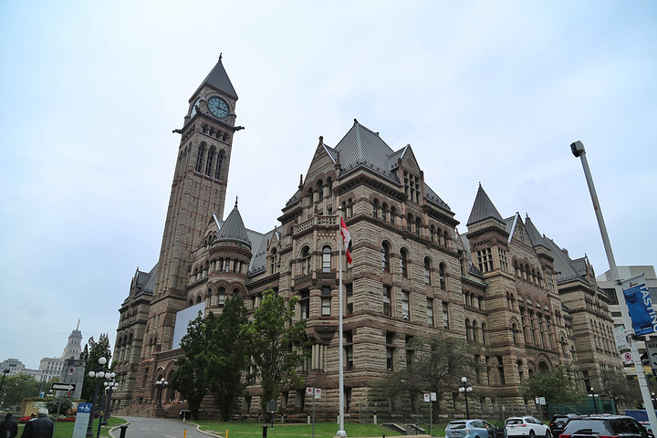 也是多伦多的第三代市政厅,大楼竣工时是北美最大的市政建筑