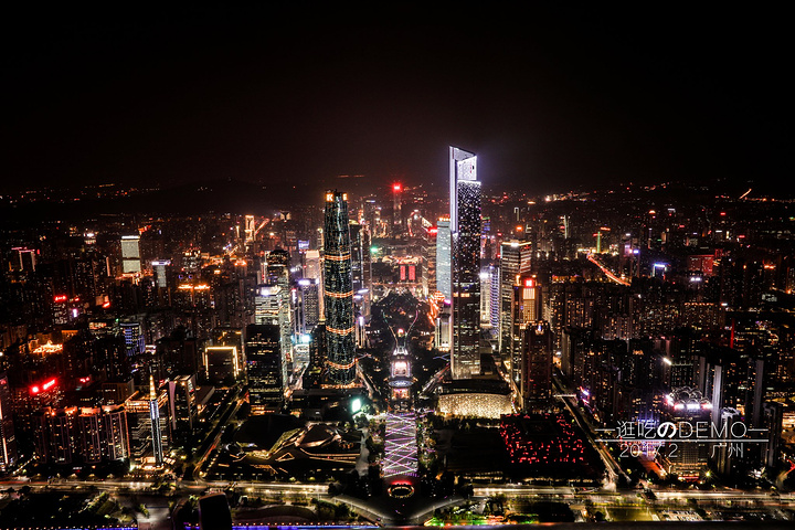 放下手中的相机,欣赏欣赏大广州的夜景也是不错.珠江新城的夜景.