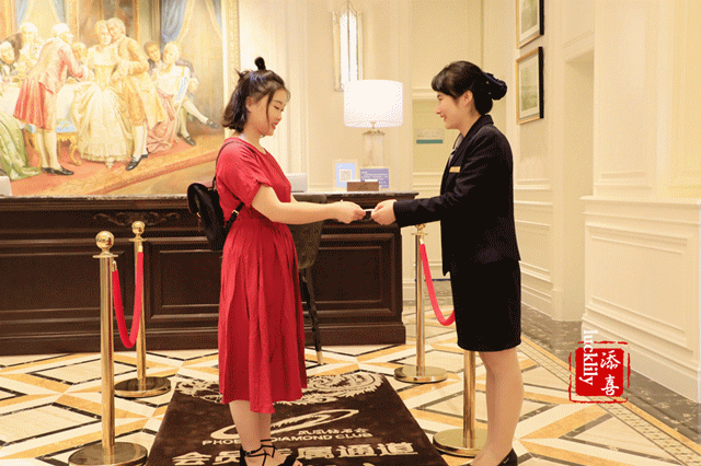 为宾客提供五星服务,从高铁接站,客房管家,礼宾,特色餐饮及各娱乐空间