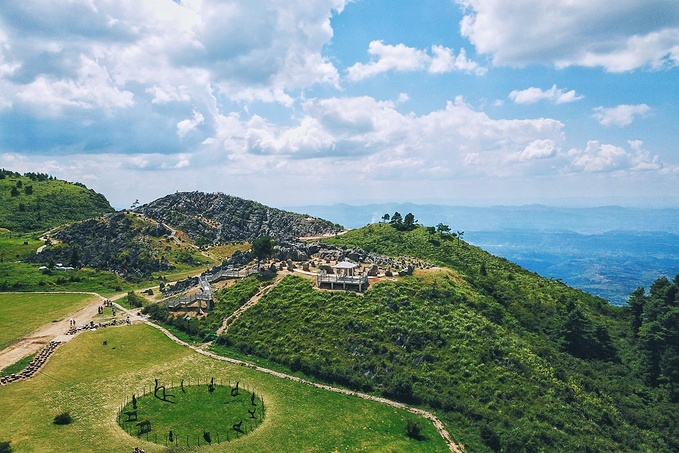 景区位于重庆市石柱县方斗山山脉岩口至瓦屋沿线,平均海拔0米,地势