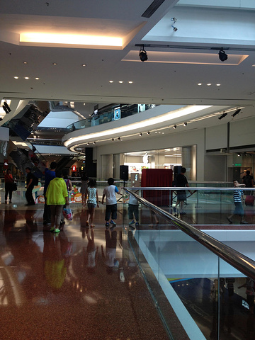 2015今天凌晨,香港全境悬挂8号风球,商场全部