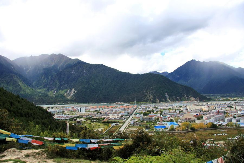 2014林芝地区行署所在地,人口约4.5万人,海._八